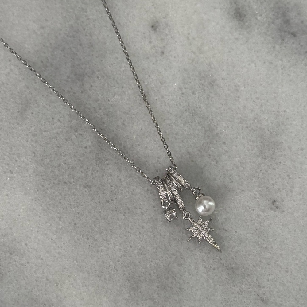 Silver Star Burst Crystal Pearl Charm Necklace 

Brand New

Stainless Steel